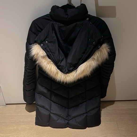 MAJOR PRICE DROP ❤️🔥 QUEENS QUILTED PUFFER W/FAUX FUR HOOD TRIM - Picture 2 of 8